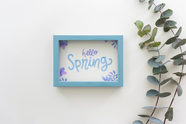 PSD mockup di telaio piatto laici con fiori di primavera