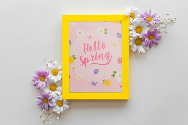 PSD mockup di telaio piatto laici con fiori di primavera