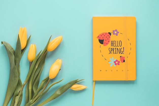 Mockup di biglietto di auguri piatto laici per la primavera