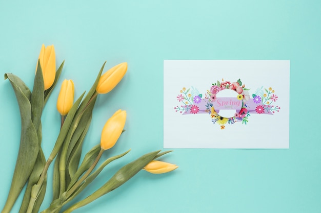 Mockup di biglietto di auguri piatto laici per la primavera