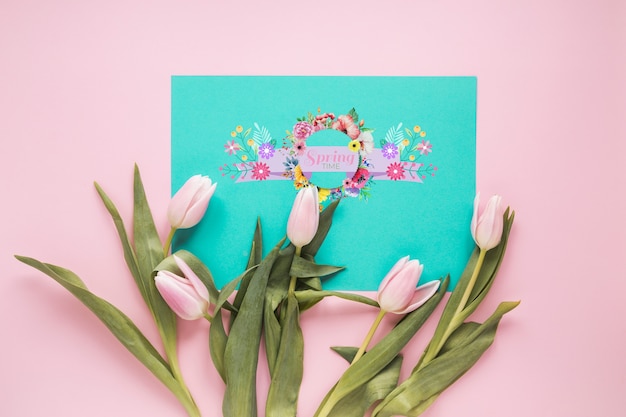 Mockup di biglietto di auguri piatto laici per la primavera