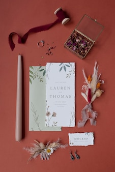 Piatto di invito a nozze di carta rustico mock-up con foglie e fiori