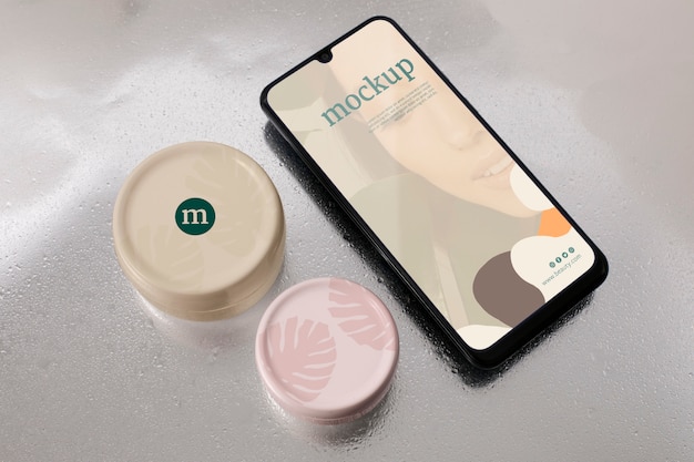 PSD 化粧品とスマートフォンのモックアップのフラットレイ