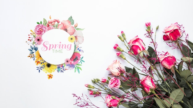 PSD mockup di carte piatte e rotonde per la primavera