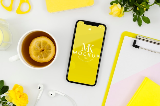 Mock-up di smartphone piatto con tè