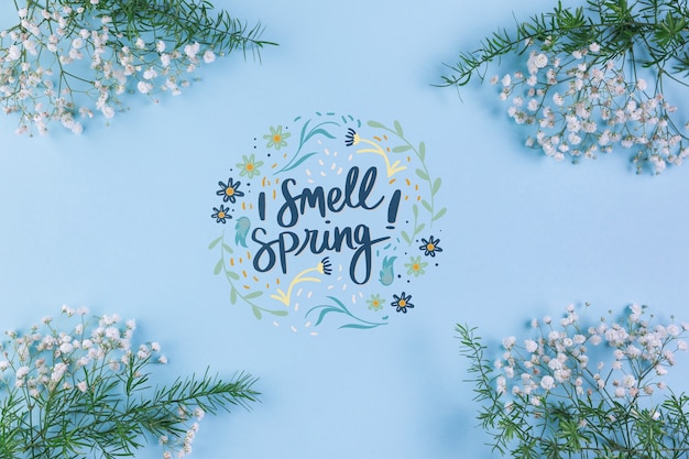 PSD mockup di primavera piatta laici con copyspace e cornice