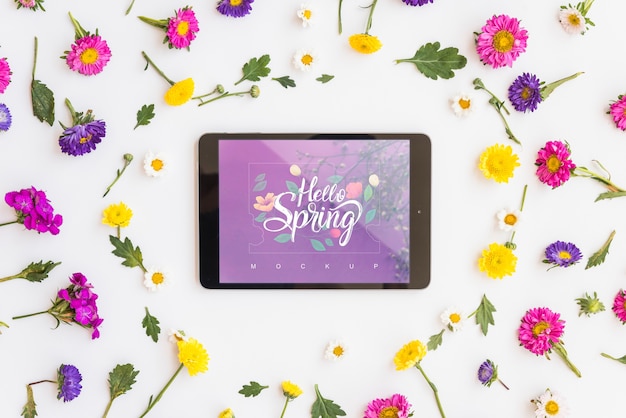 Mockup di tablet flat lay con fiori