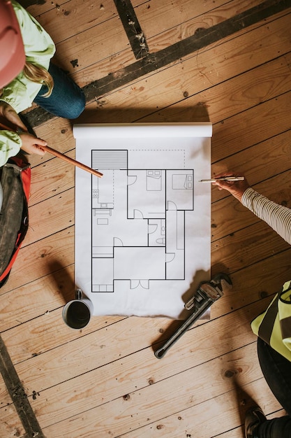 Floorplan psd mockup blauwdruk op een bouwplaats