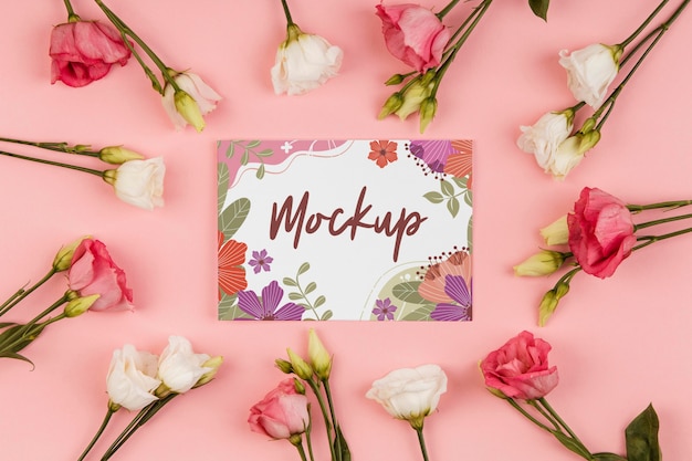 PSD composizione floreale con carta mock-up