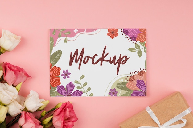 Composizione floreale con carta mock-up