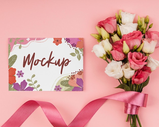 Composizione floreale con carta mock-up