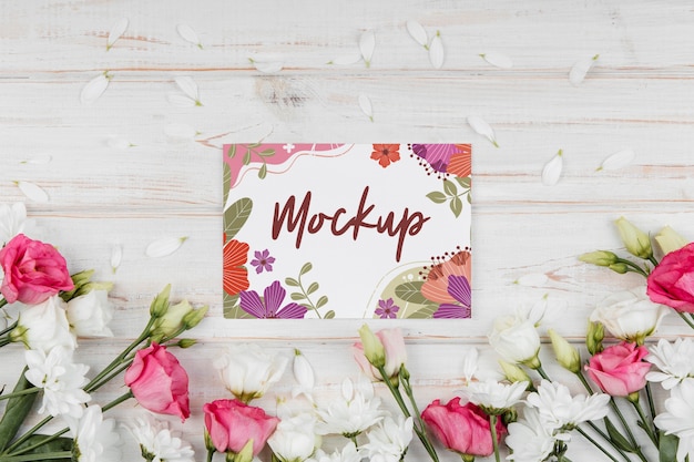 PSD composizione floreale con carta mock-up