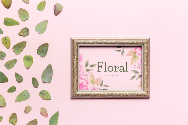 PSD mock-up floreale con foglie e cornice