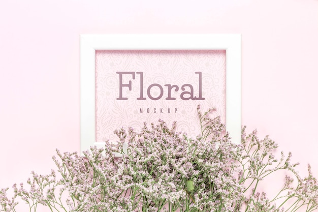 Mock-up floreale con cornice bianca