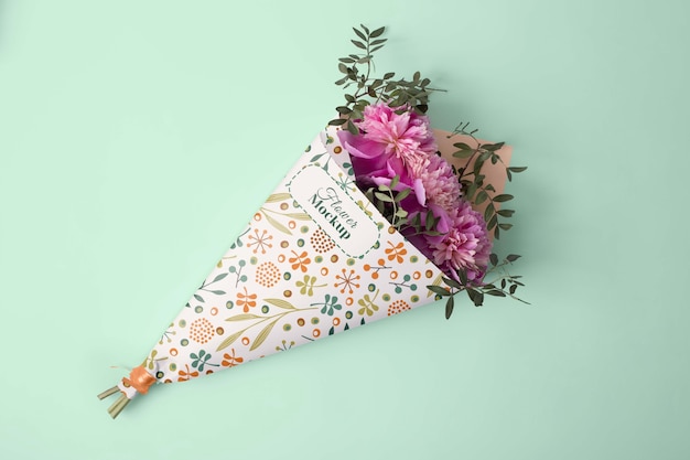 PSD mock-up di cono di imballaggio di fiori con bellissimi bouquet di fiori