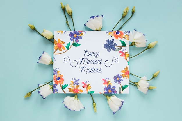 Цветы и поздравительная открытка