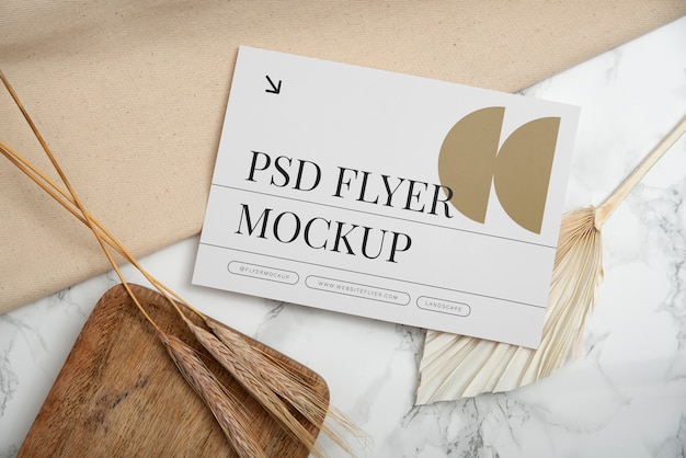 PSD flyer mock-up met elegante en luxe bloemen