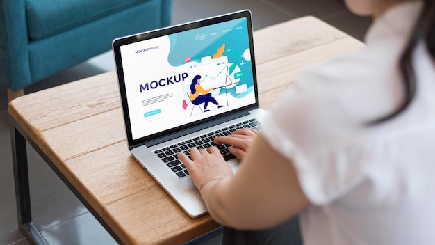 Forretningskvinne som jobber med laptop-mockup