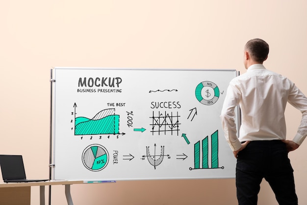 Forretningsperson præsenterer i et møde på stor whiteboard mockup