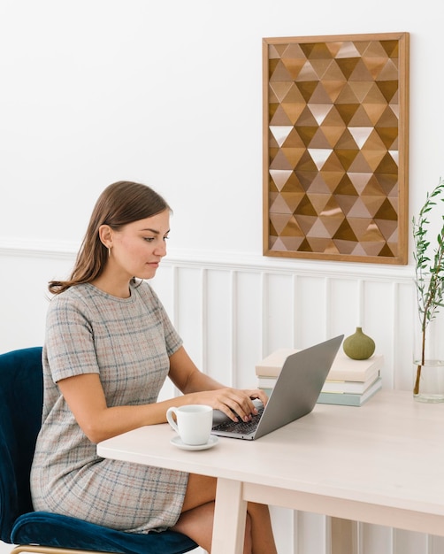 Foto frame mockup vrouw die thuis werkt psd
