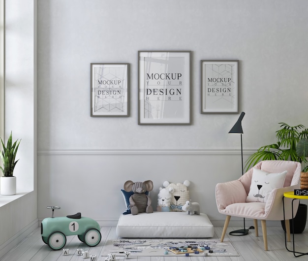 Fotolijsten mockup in witte speelkamer met pastelroze fauteuil