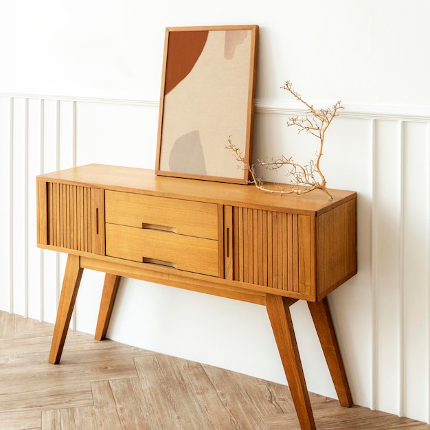 Fotolijstmodel op een houten dressoirtafel