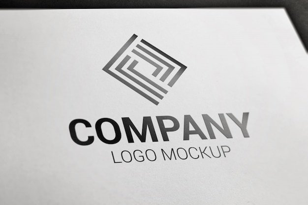 Fotorealistisch zwart logo mockup op wit papier.