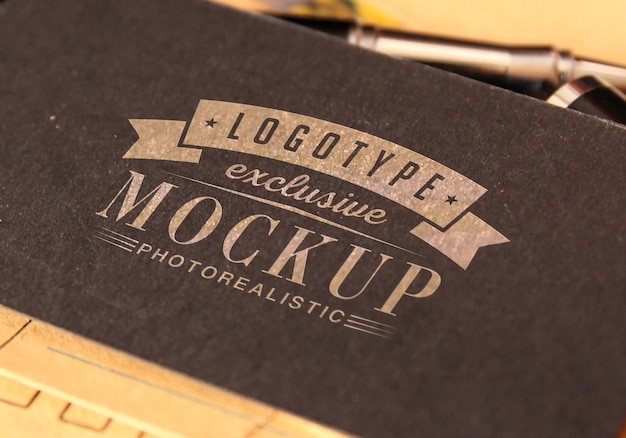 Fotorealistische logotypemodel in vintage stijl