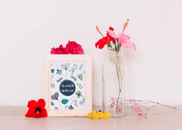 Frame mockup met bloemendecoratie