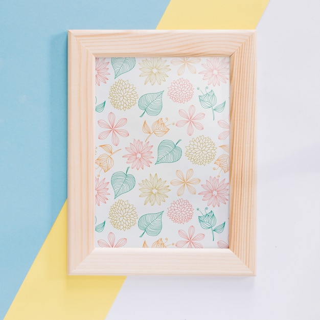 PSD frame mockup met bloemendecoratie