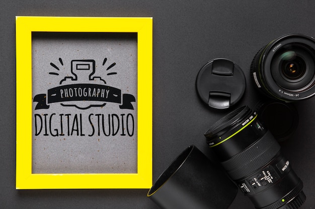 PSD cornice con logo in studio accanto alla fotocamera