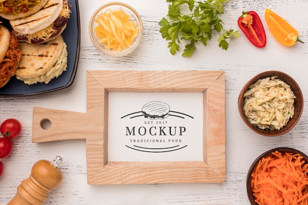 PSD mock-up in legno incorniciato e ingredienti