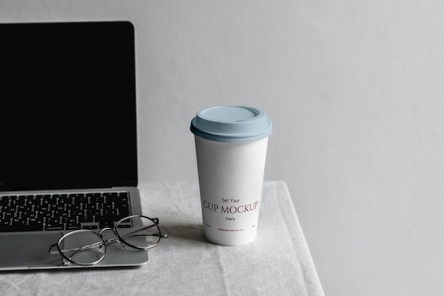 MacBook Mockupを使った無料の紙コーヒーカップ