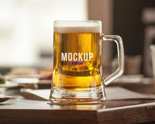 Mockup psd gratuito un boccale di birra con su scritto mockup