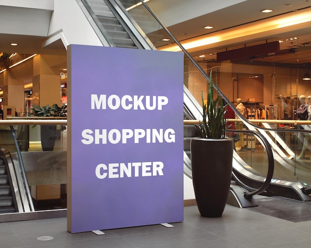 Mockup psd gratuito un cartello viola che dice centro commerciale mockup