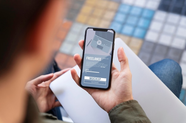 PSD freelancen baancompositie met telefoon