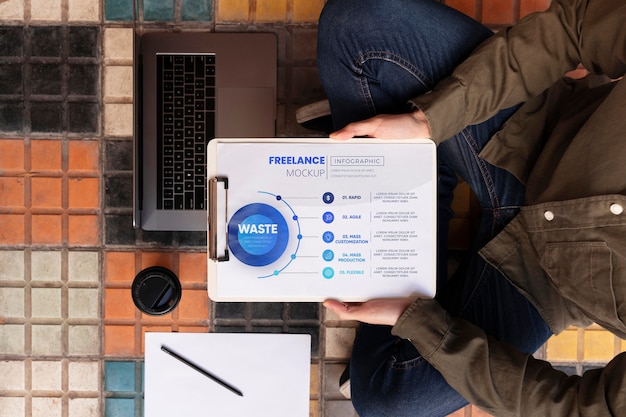 Composizione di lavoro freelance con mock-up di appunti