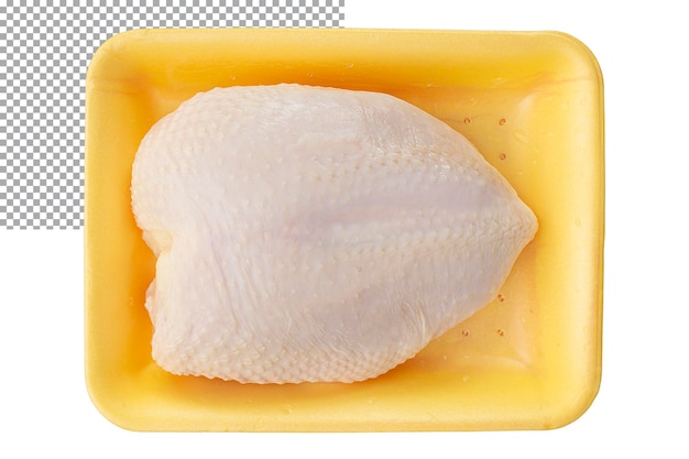 Свежая сырая куриная грудка в пластиковой желтой упаковке, изолированная на прозрачном фоне
