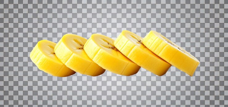 Свежо нарезанный банан с естественной текстурой на чистом минималистическом фоне
