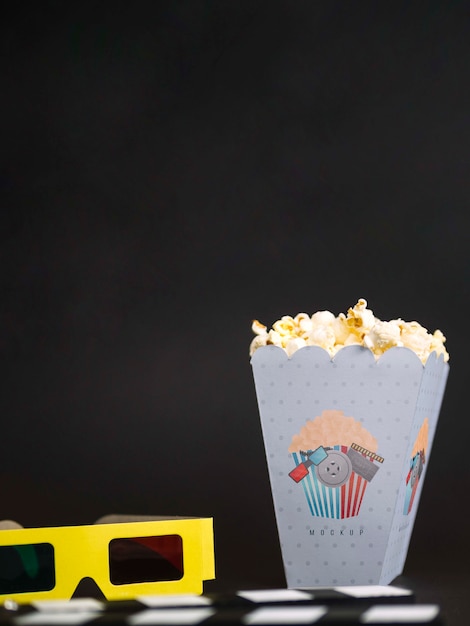 Vista frontale dei vetri del cinema con popcorn e copia spazio