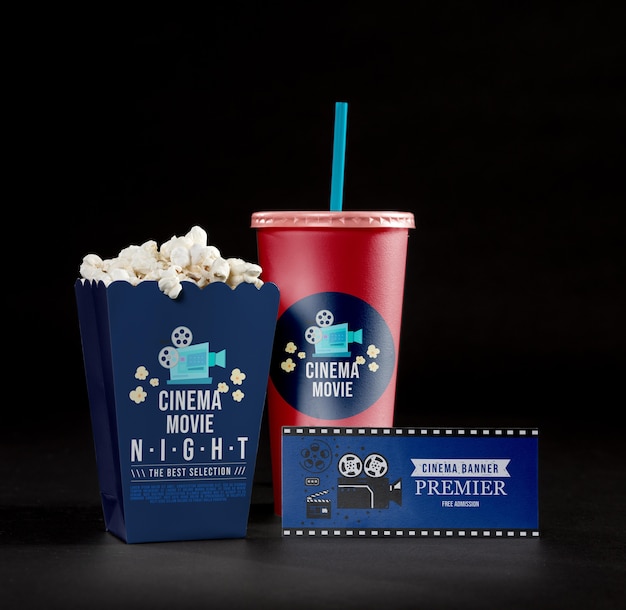 Vista frontale del popcorn cinema con tazza e carta