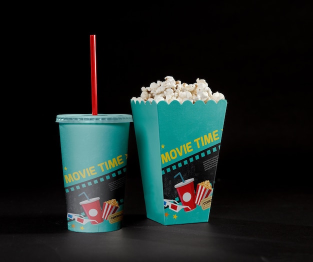 Vista frontale del cinema popcorn con tazza e paglia