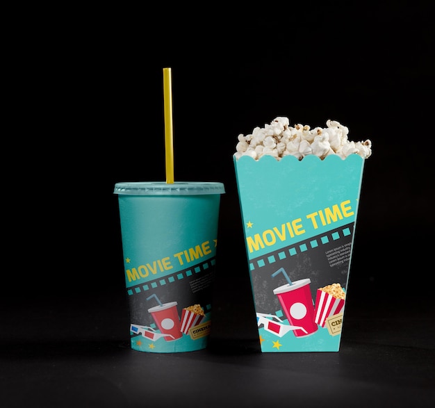 Vista frontale del popcorn cinema con tazza
