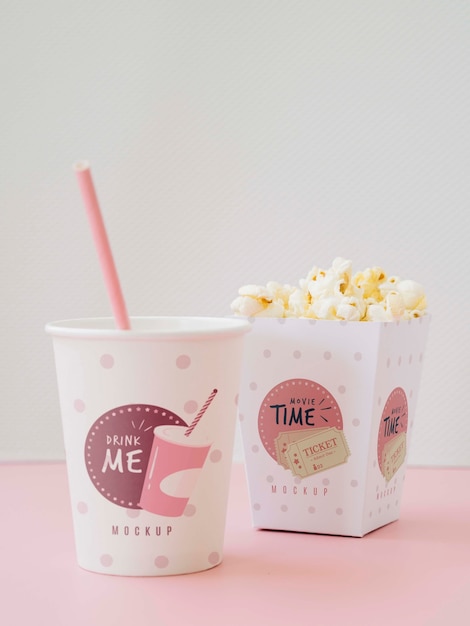 PSD vista frontale di tazze con popcorn e soda per il cinema