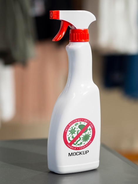 Mock-up bottiglia di disinfezione vista frontale sul tavolo