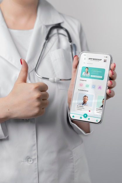 Smartphone della tenuta del medico di vista frontale