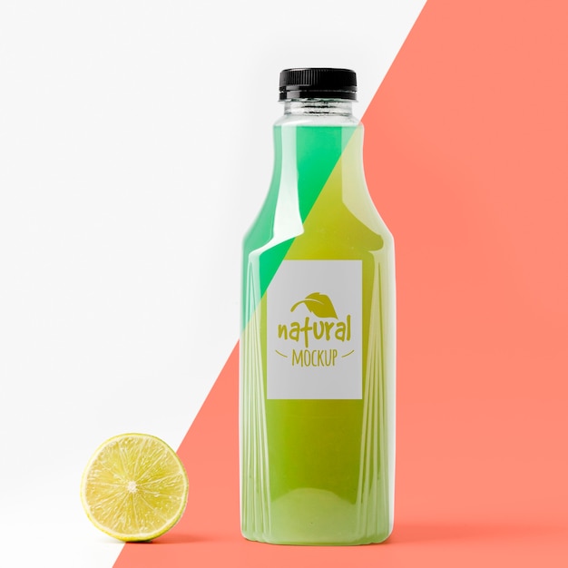 Vista frontale della bottiglia di vetro del succo di limone