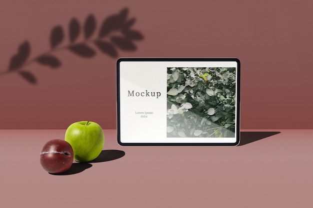 PSD Вид спереди планшета с яблоком и сливой