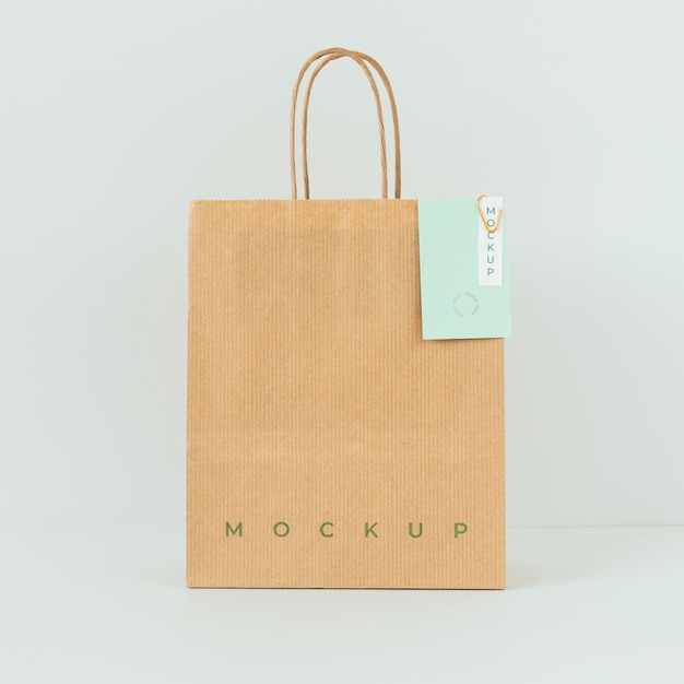 PSD front view of paper shopping bag mock-up with paper tag