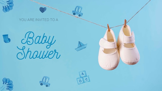 PSD vista frontale di scarpe e invito per baby shower